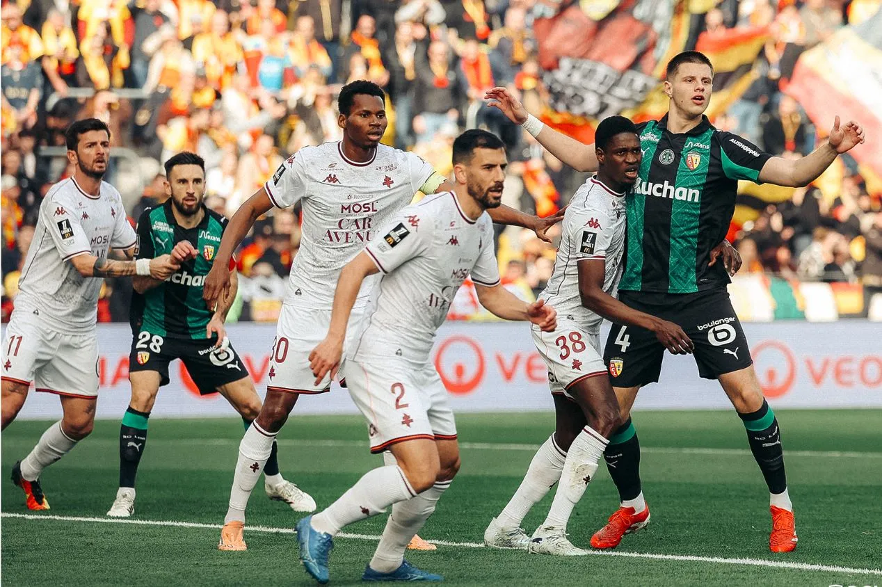 Lens vence Metz e encosta no PSG, deixando a Ligue 1 em aberto