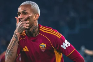 Wesley França se reinventa na Roma, vira ala com Gasperini e vive temporada mais artilheira da carreira