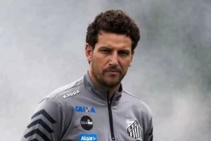 Elano Blumer retorna ao Santos para comandar a base; saiba detalhes