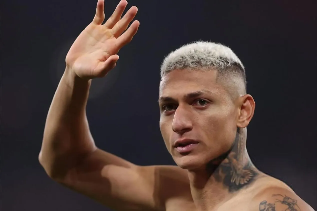 Tottenham vence com assistência de Richarlison