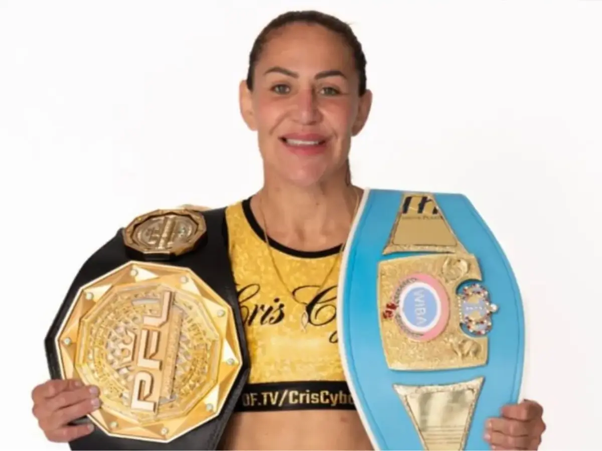 "Cris Cyborg posa com o cinturão da organização de boxe WIBA após vencer Paulina Cardona por nocaute técnico no Nação Cyborg 15