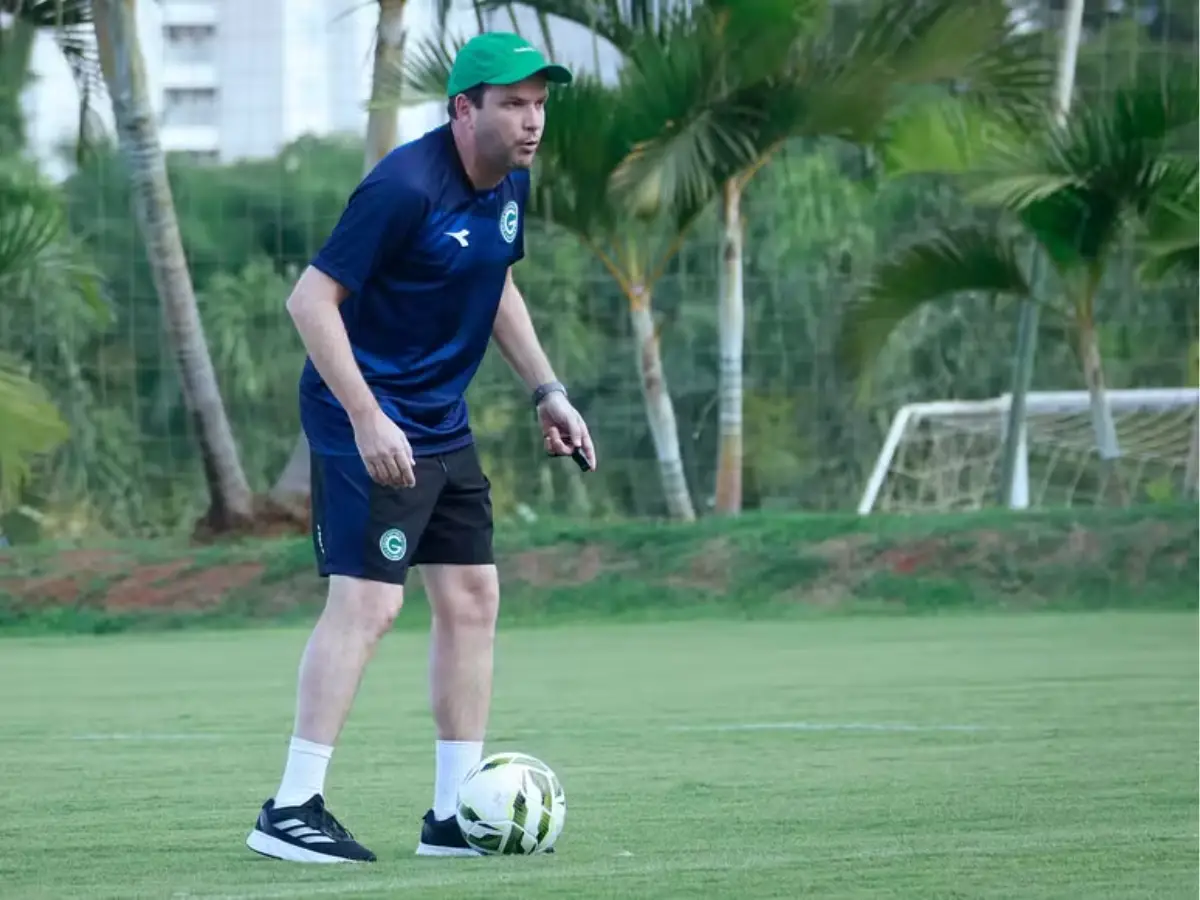 Daniel Paulista comanda treino do Goiás