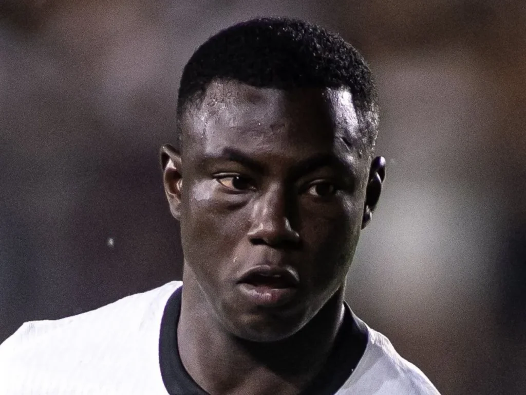 Marino Hinestroza ainda busca afirmação no Vasco e enfrenta pressão por desempenho