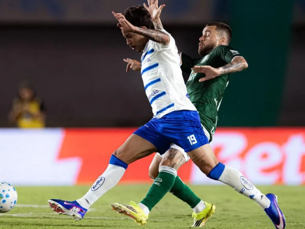 Cruzeiro cede empate no fim e fica no 2 a 2 com o Goiás no Serra Dourada