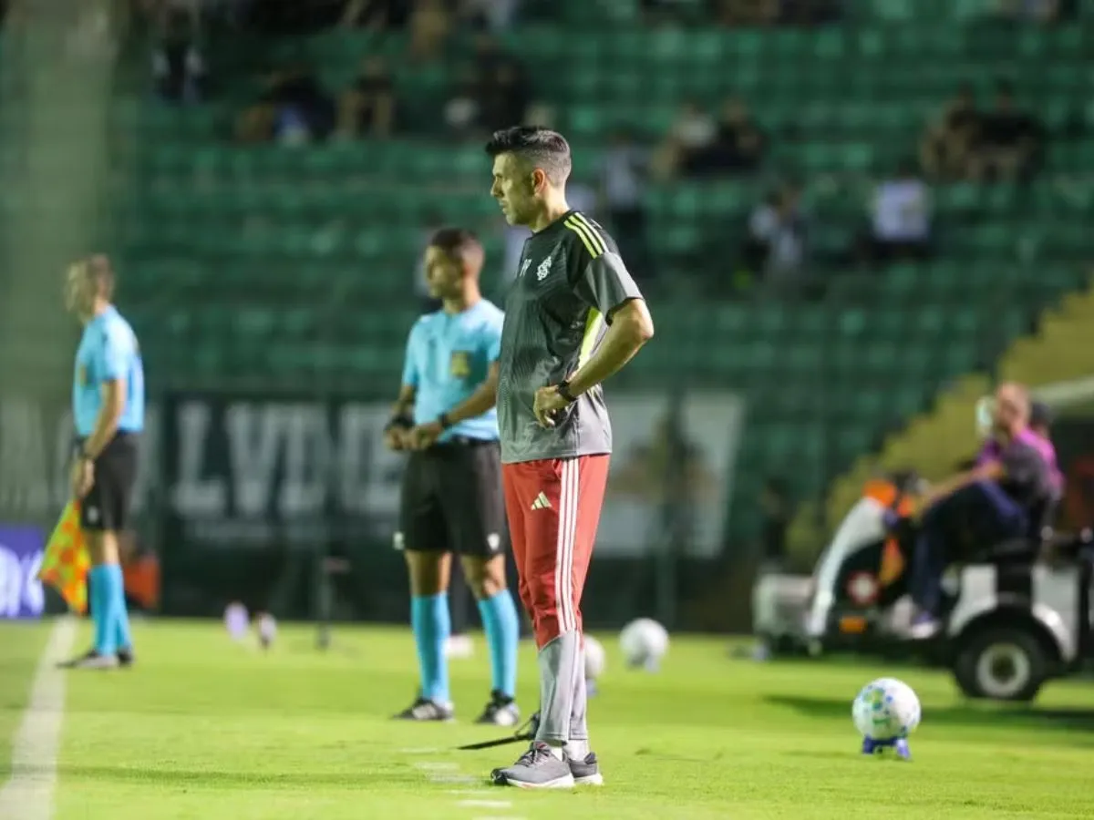 Paulo Pezzolano assume erro com torcida e tenta blindar Inter após vitória na Copa do Brasil