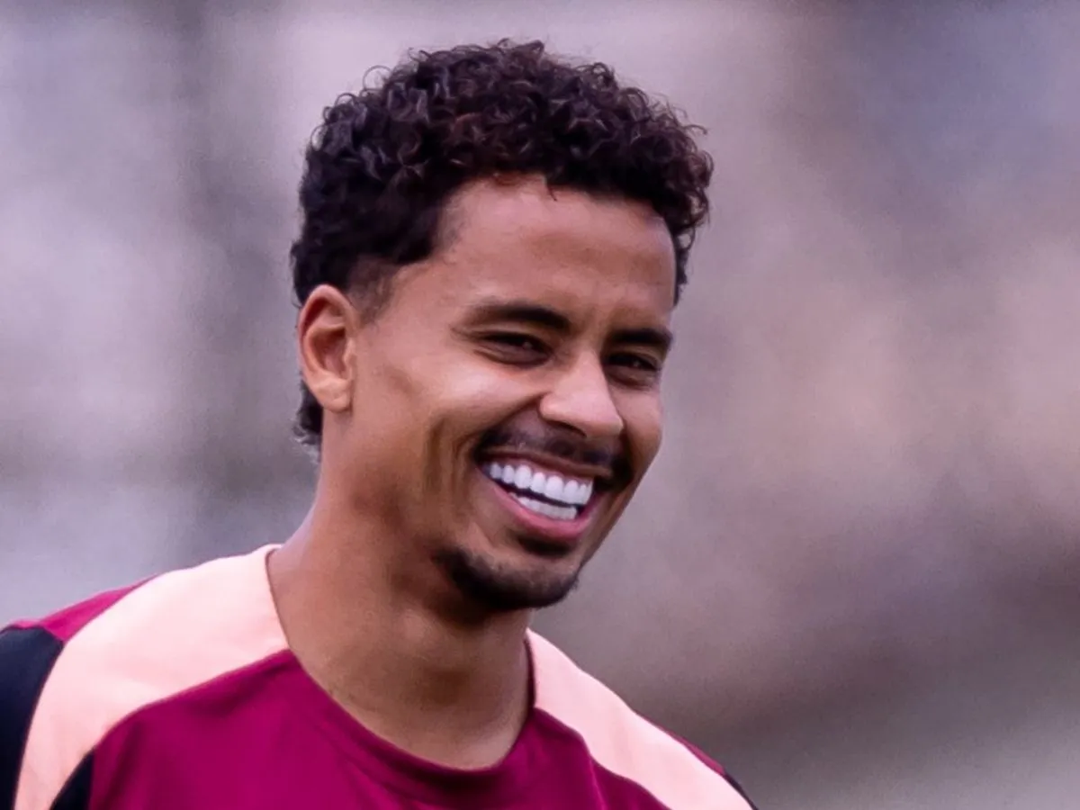 Corinthians decide multar Allan após expulsão por gesto obsceno