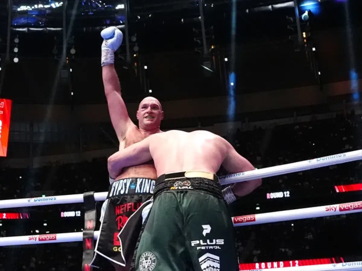 Tyson Fury anula Makhmudov em retorno estratégico e desafia Anthony Joshua