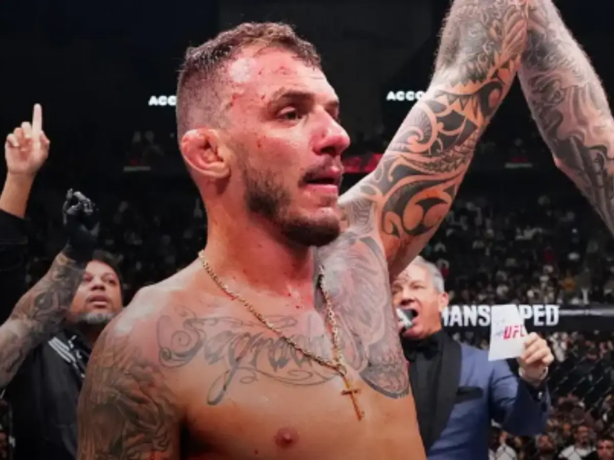 O peso-leve brasileiro Renato Moicano após finalizar Chris Duncan no UFC; a imagem captura a emoção do lutador e as marcas da luta no rosto, logo após o anúncio oficial do resultado em Las Vegas