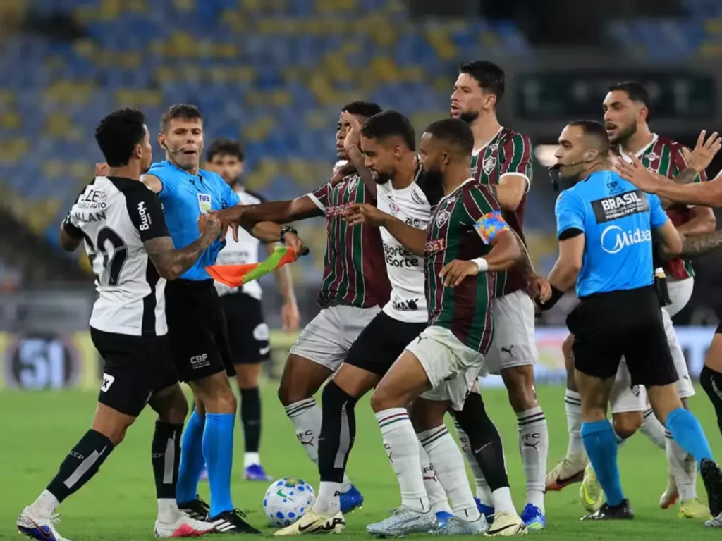 Allan pede desculpas por gesto obsceno e expulsão em derrota do Corinthians