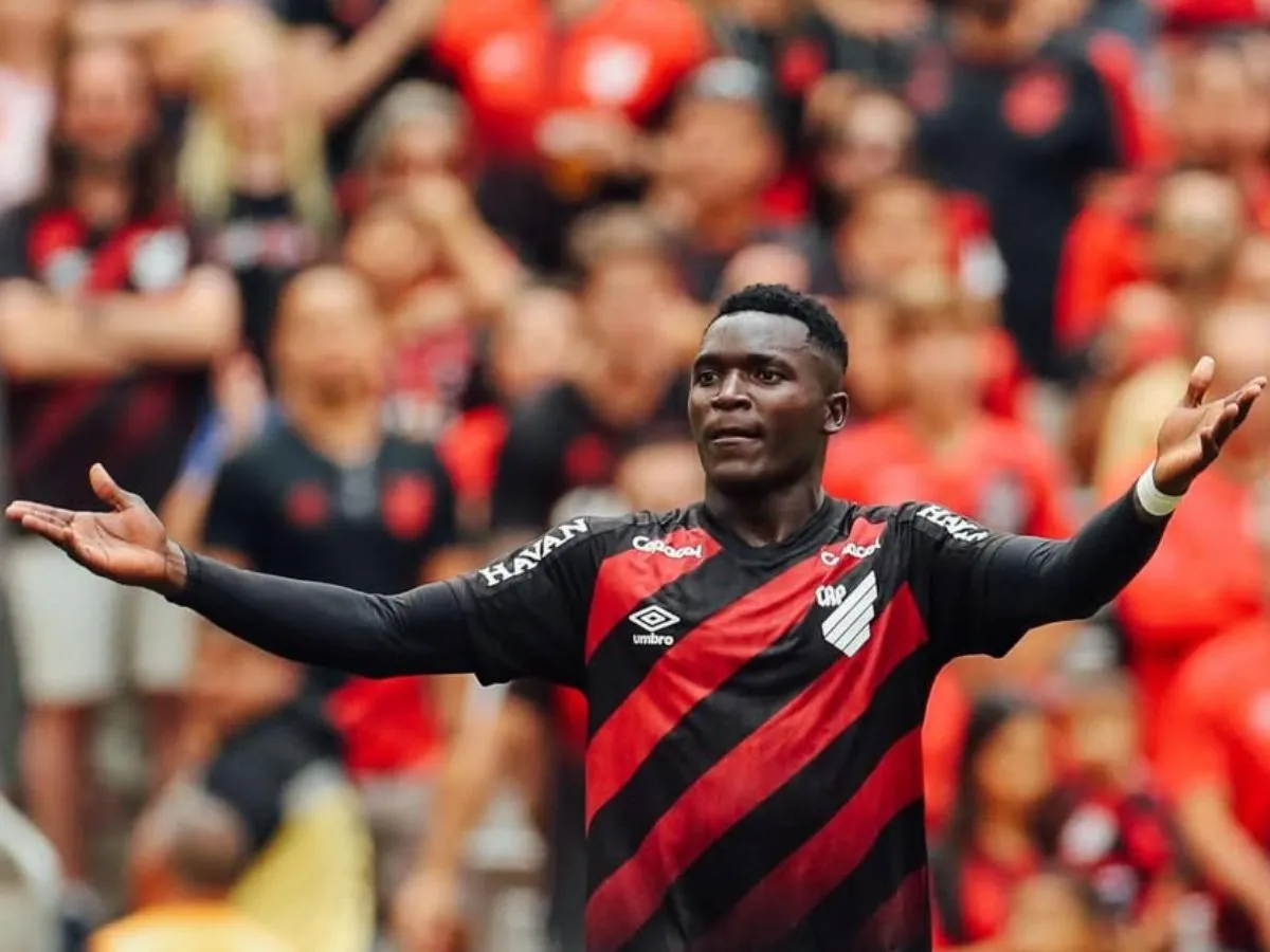 Watford e Bristol City miram contratação de Kevin Viveros, do Athletico; saiba detalhes
