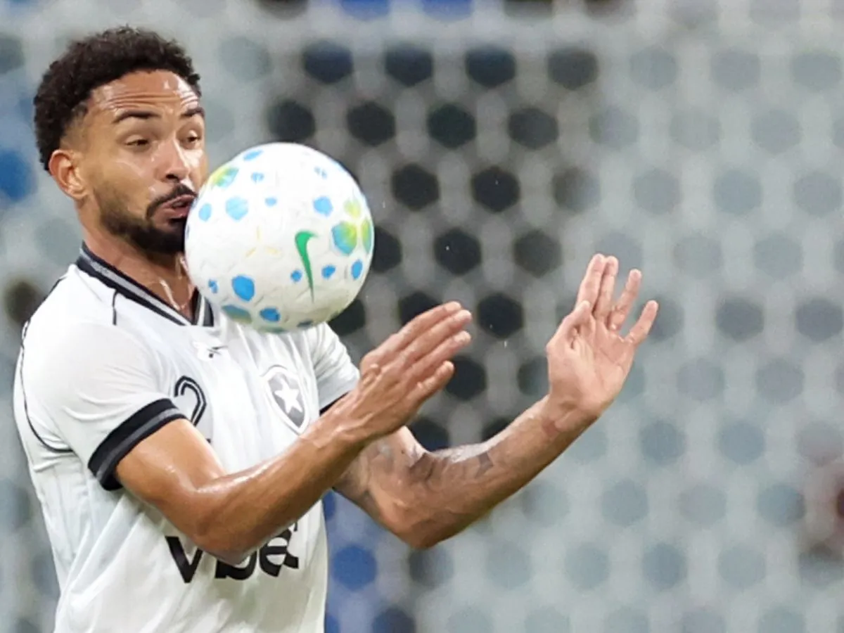 Vitinho avalia acionar Justiça contra o Botafogo e Palmeiras acompanha situação; saiba detalhes