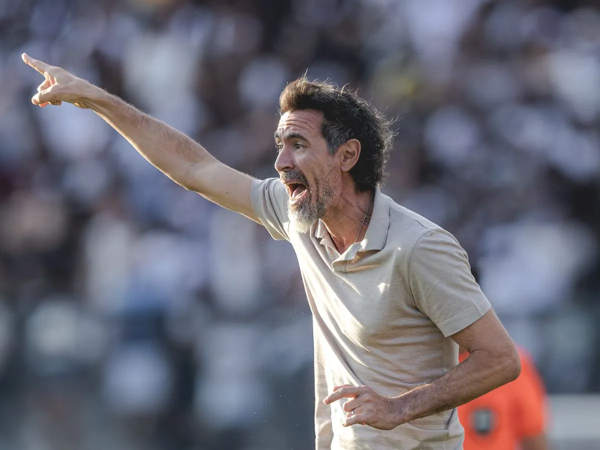 Eduardo Domínguez cobra reforços e admite incerteza sobre contratações no Atlético-MG