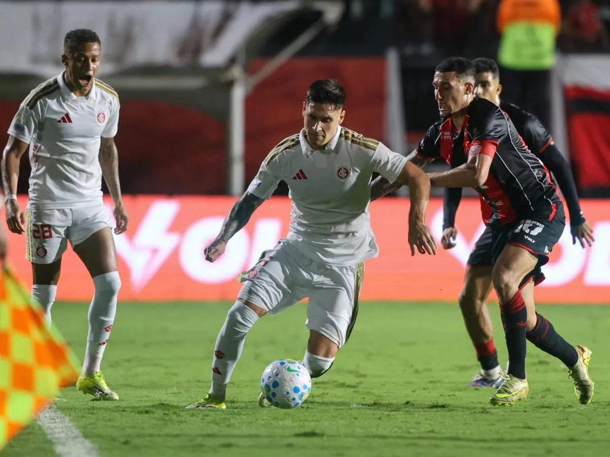 Vitória vence o Internacional no Barradão e amplia pressão sobre o Colorado