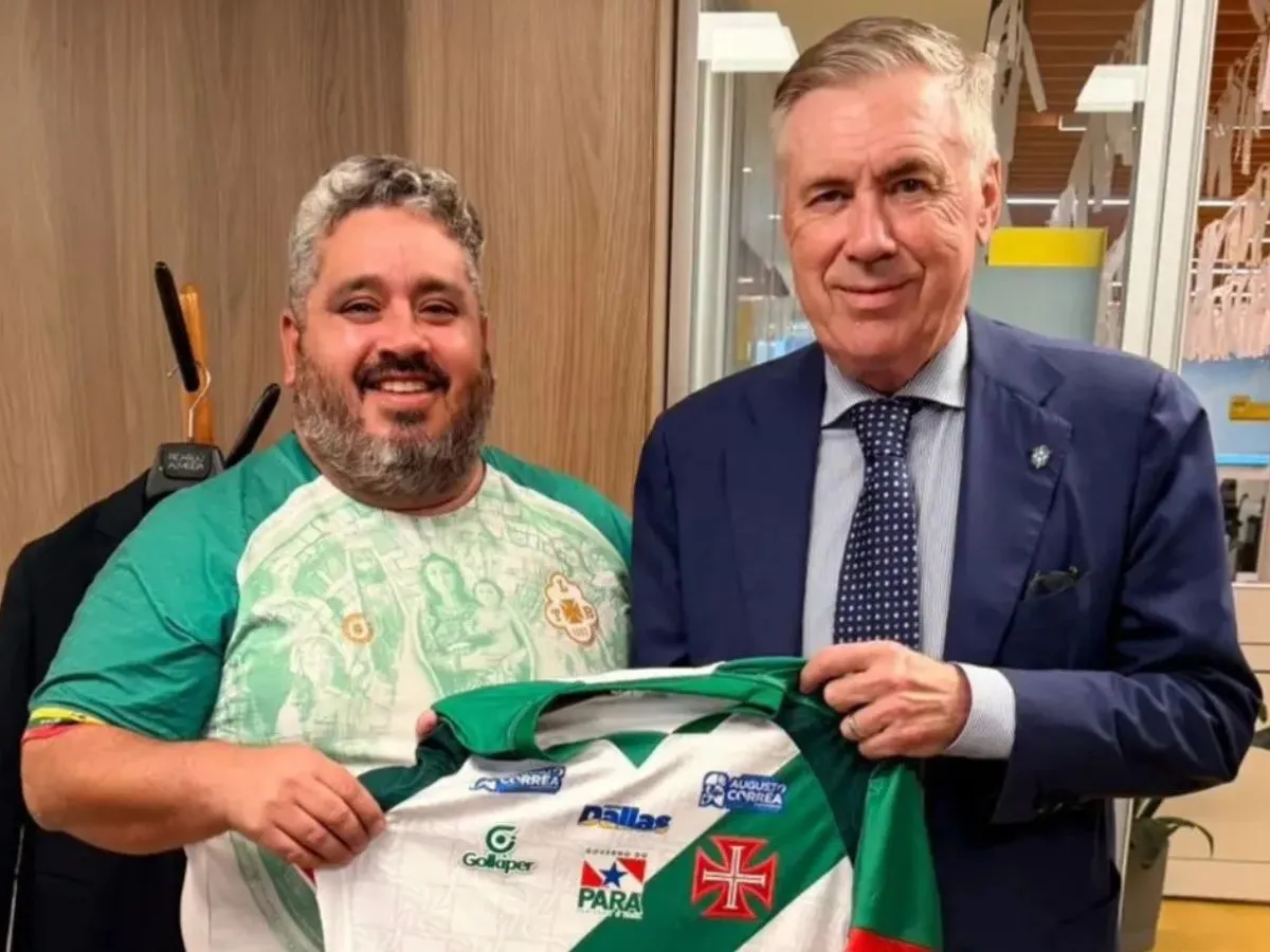 Tuna Luso presenteia Carlo Ancelotti com camisa do clube em visita à CBF