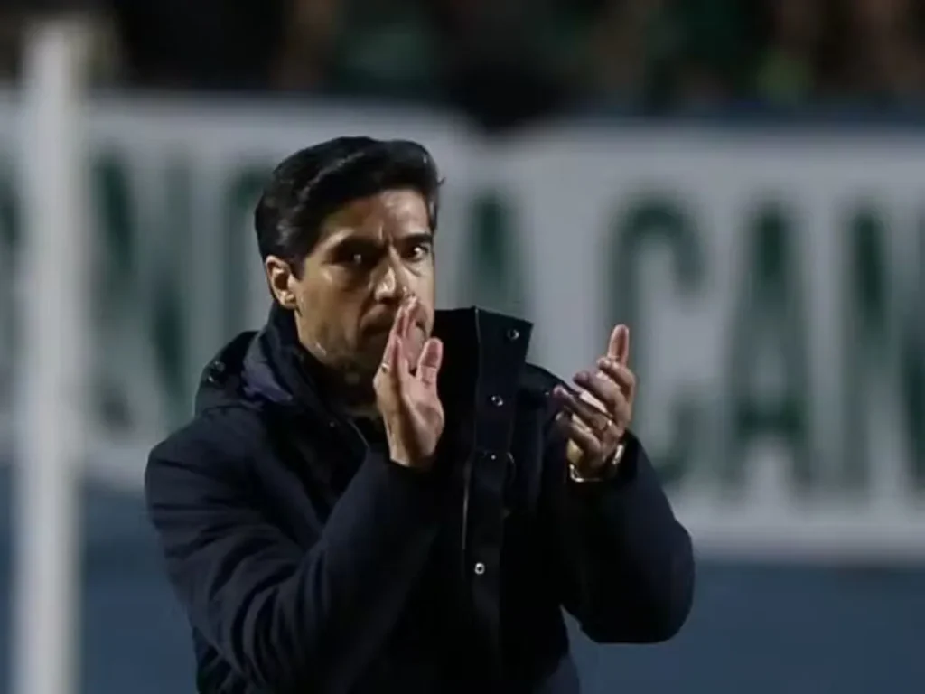 Abel Ferreira pede desculpas por gesto em jogo do Palmeiras e valoriza reservas após classificação