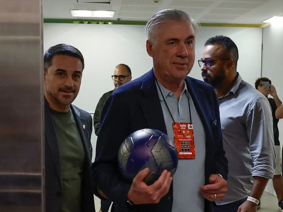 Carlo Ancelotti acompanha Athletico x Flamengo antes de definir convocação da Seleção Brasileira