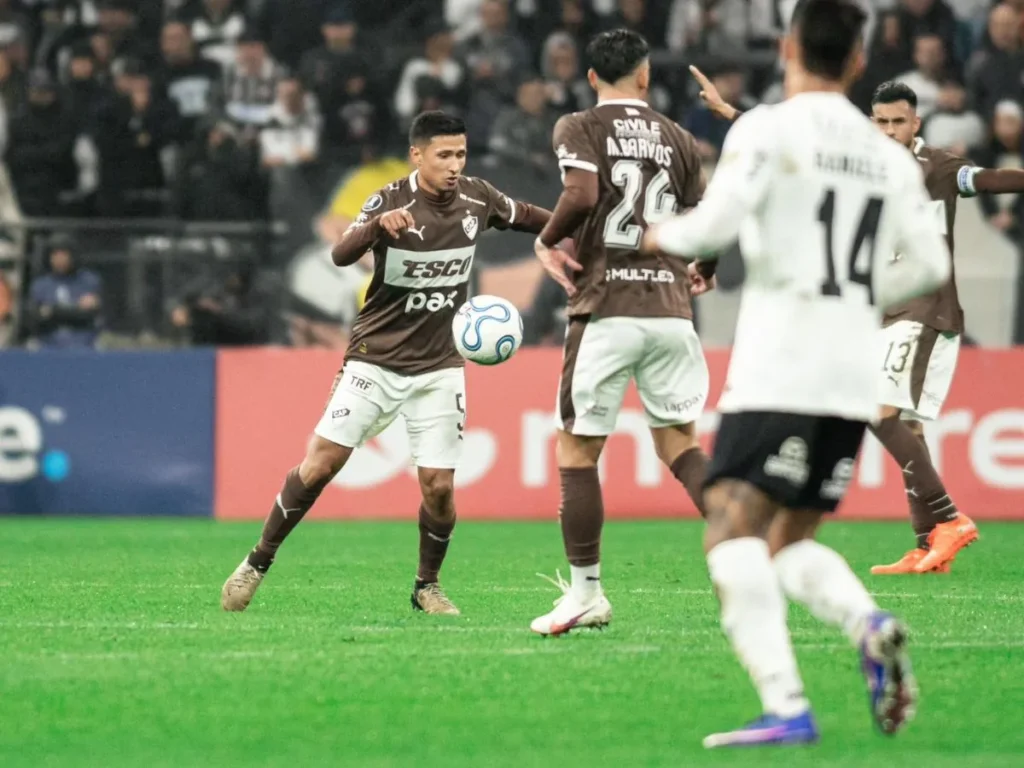 Corinthians perde para o Platense na Neo Química Arena e encerra fase de grupos sob vaias