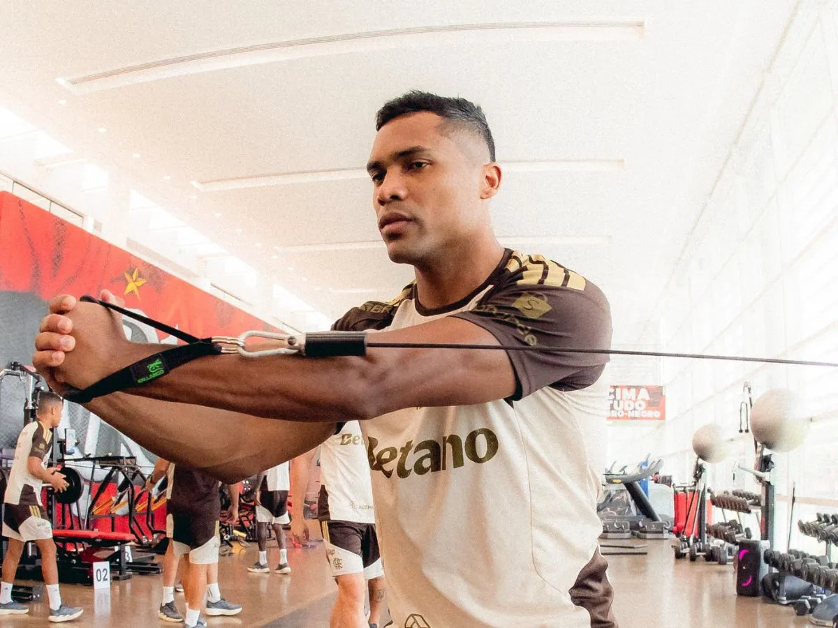 Flamengo encaminha renovação de Alex Sandro até 2027 e adia aposentadoria do lateral