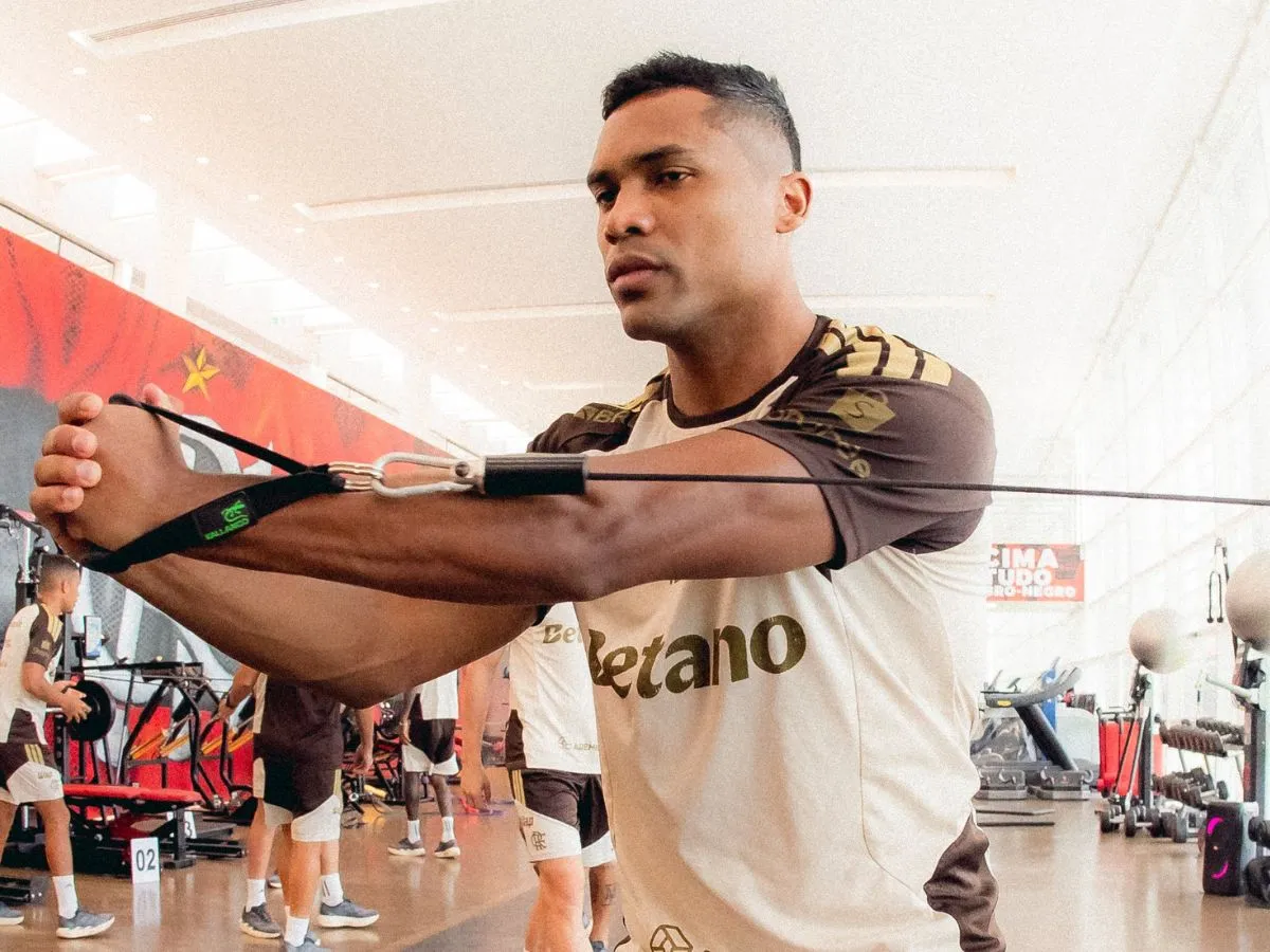 Flamengo adia definição sobre renovação de Alex Sandro para depois da Copa do Mundo; saiba detalhes