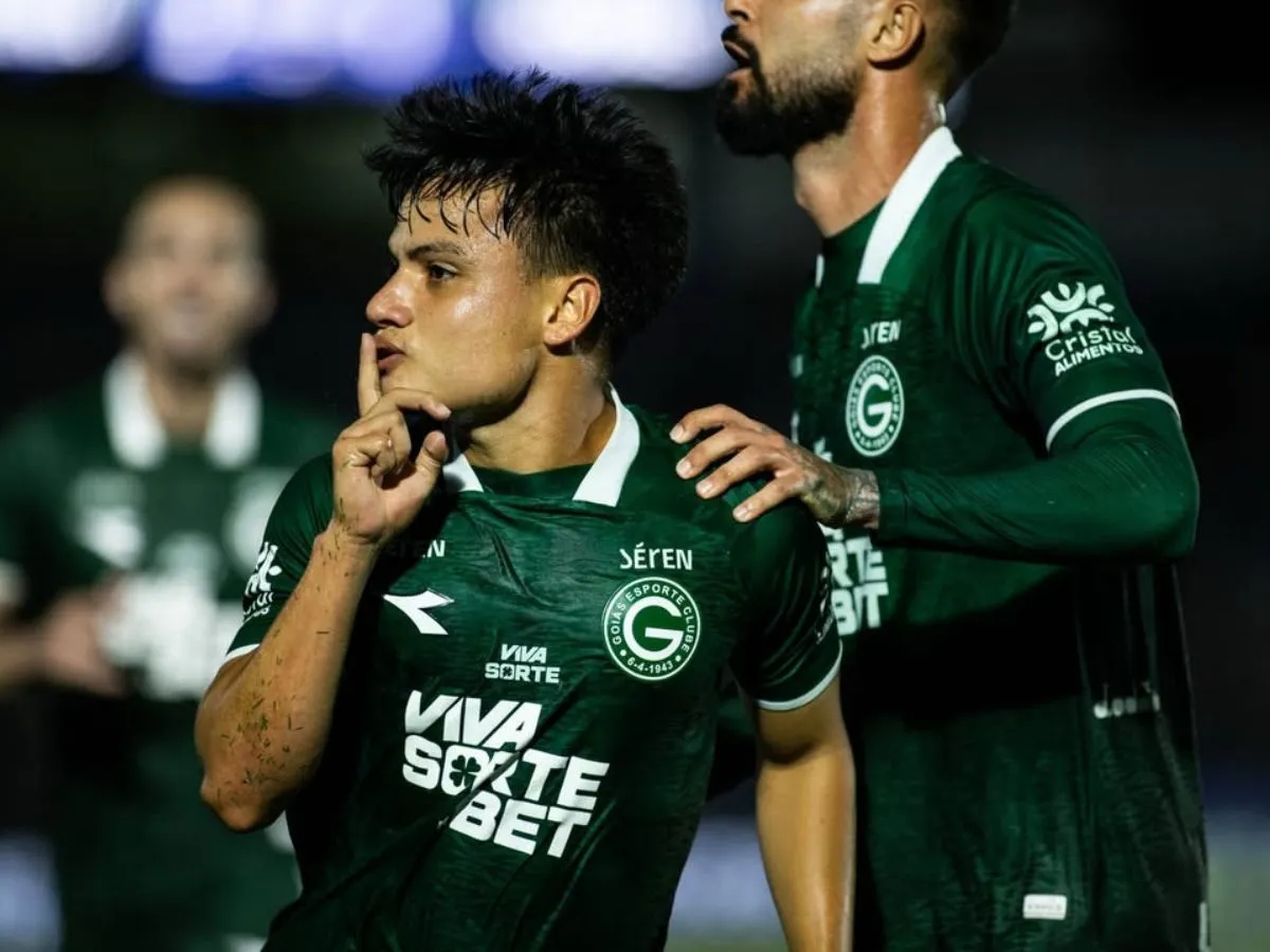 Esli García merece ser titular? Atacante volta a decidir após lesão e cobra espaço no Goiás