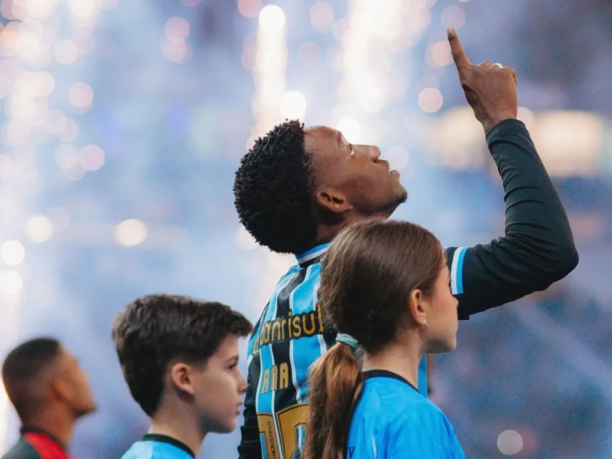 Grêmio acelera renovação de Gabriel Mec para se proteger do assédio de Newcastle, PSG e mais quatro