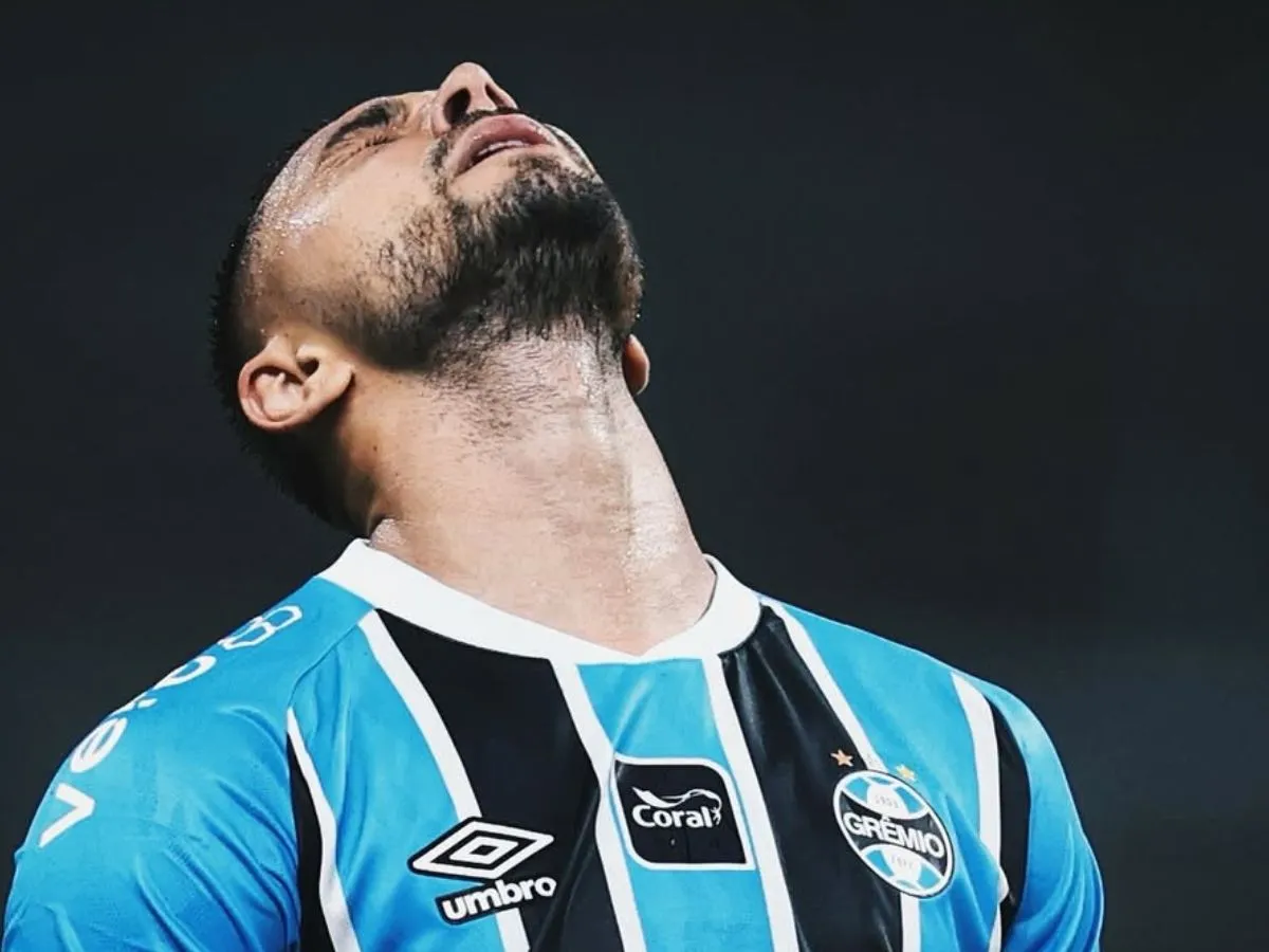 João Pedro perde espaço no Grêmio e pode deixar o clube na próxima janela; saiba detalhes