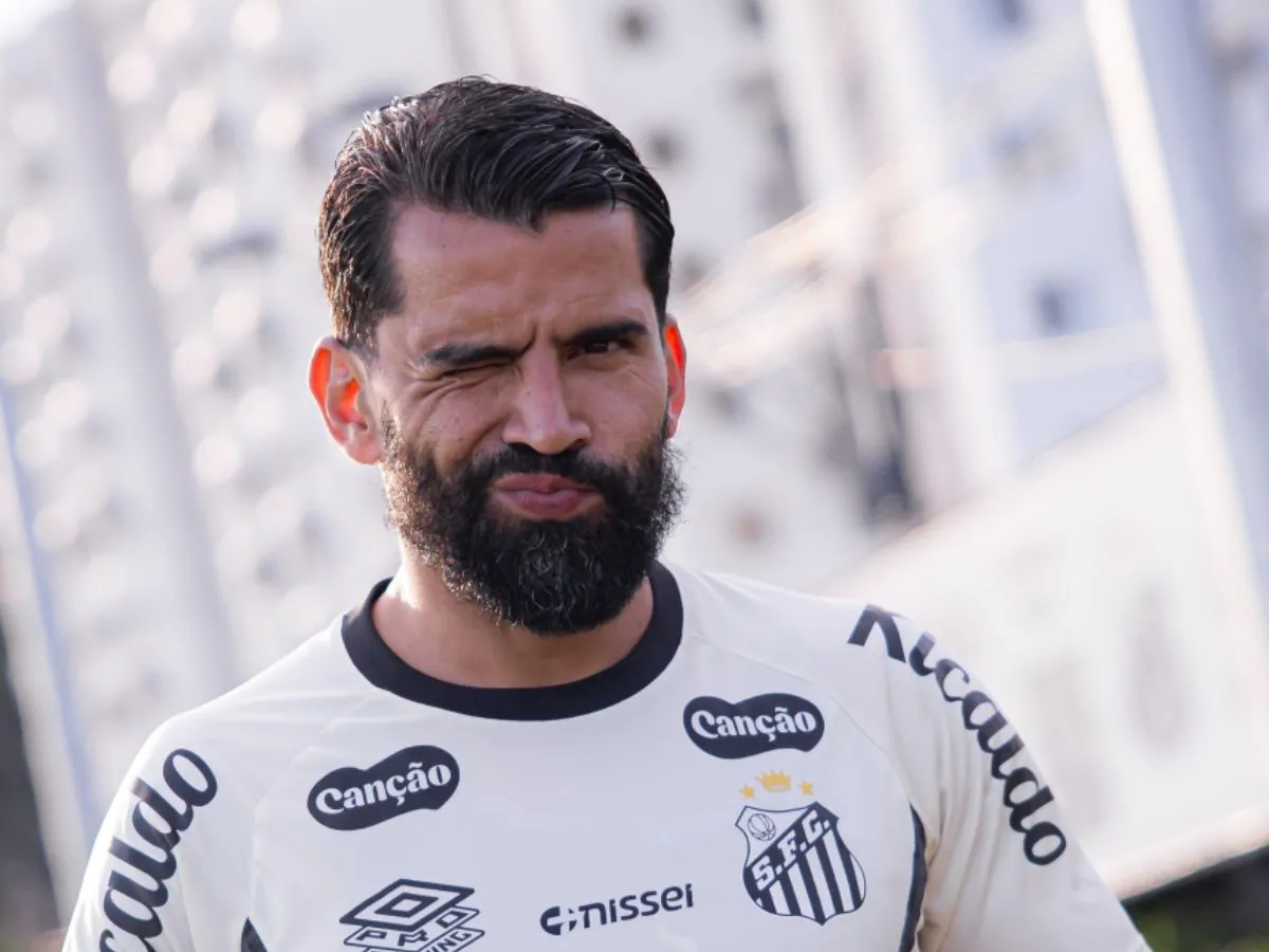 Santos pode liberar quatro jogadores para aliviar folha salarial; veja quem pode sair