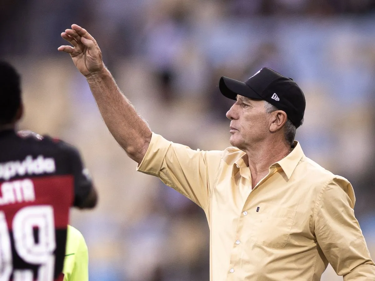 Vasco terá desfalques contra o Athletico após cartões no clássico; saiba detalhes