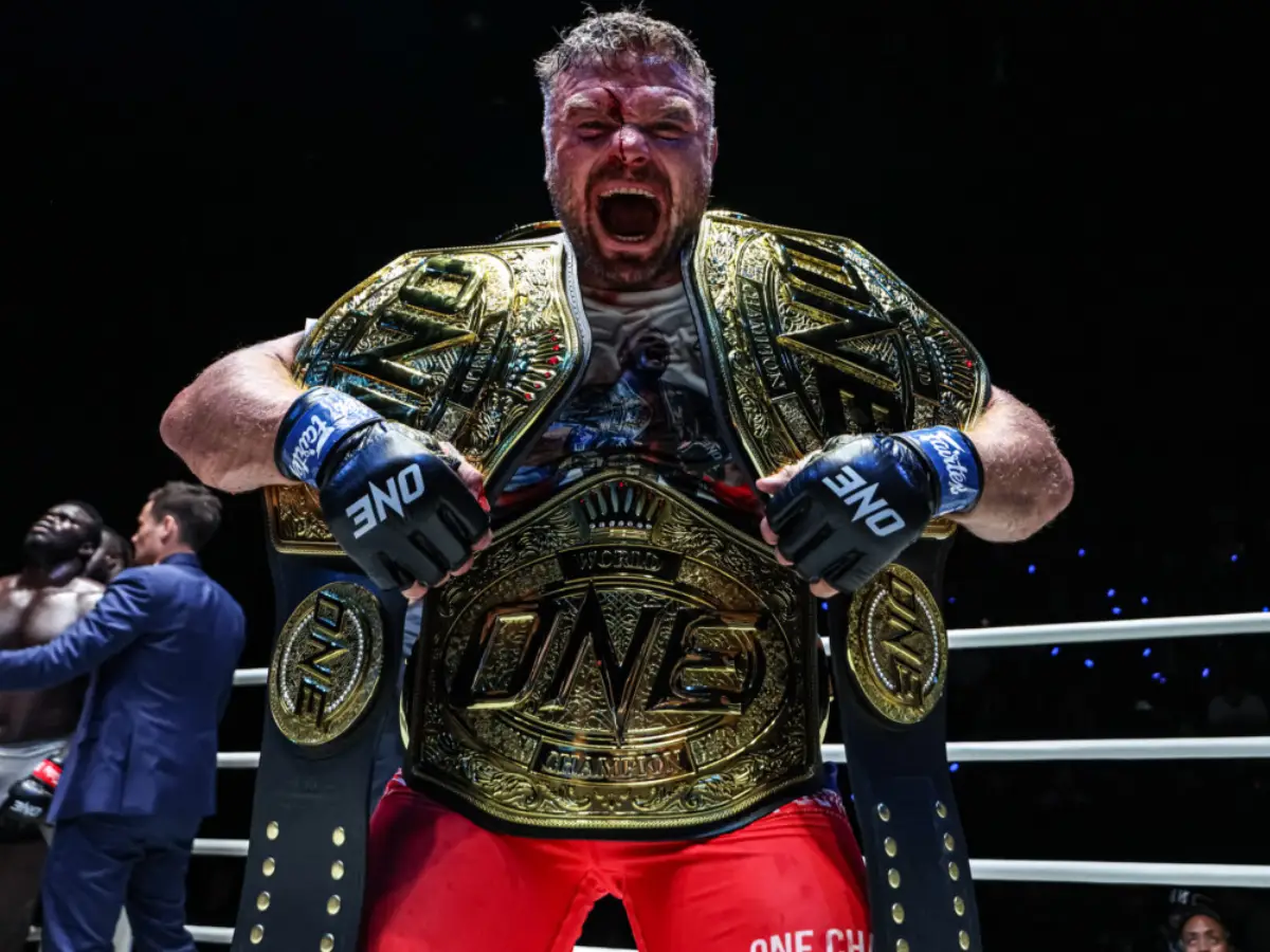 Triplo campeão Anatoly Malykhin anuncia aposentadoria no auge