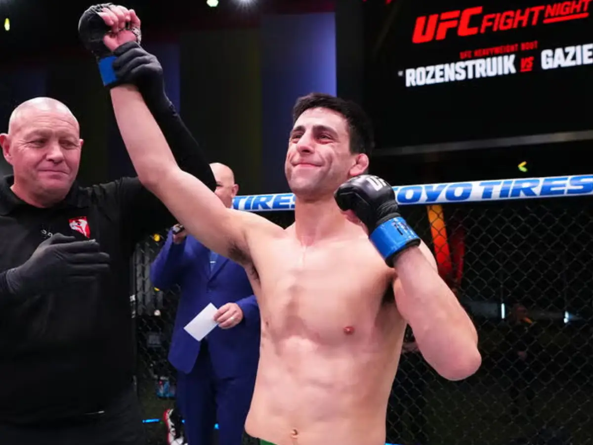 Steve Erceg em ação durante a vitória por decisão unânime sobre Tim Elliott no UFC Perth, destacando a eficiência de seus golpes significativos e a sólida defesa de quedas na RAC Arena
