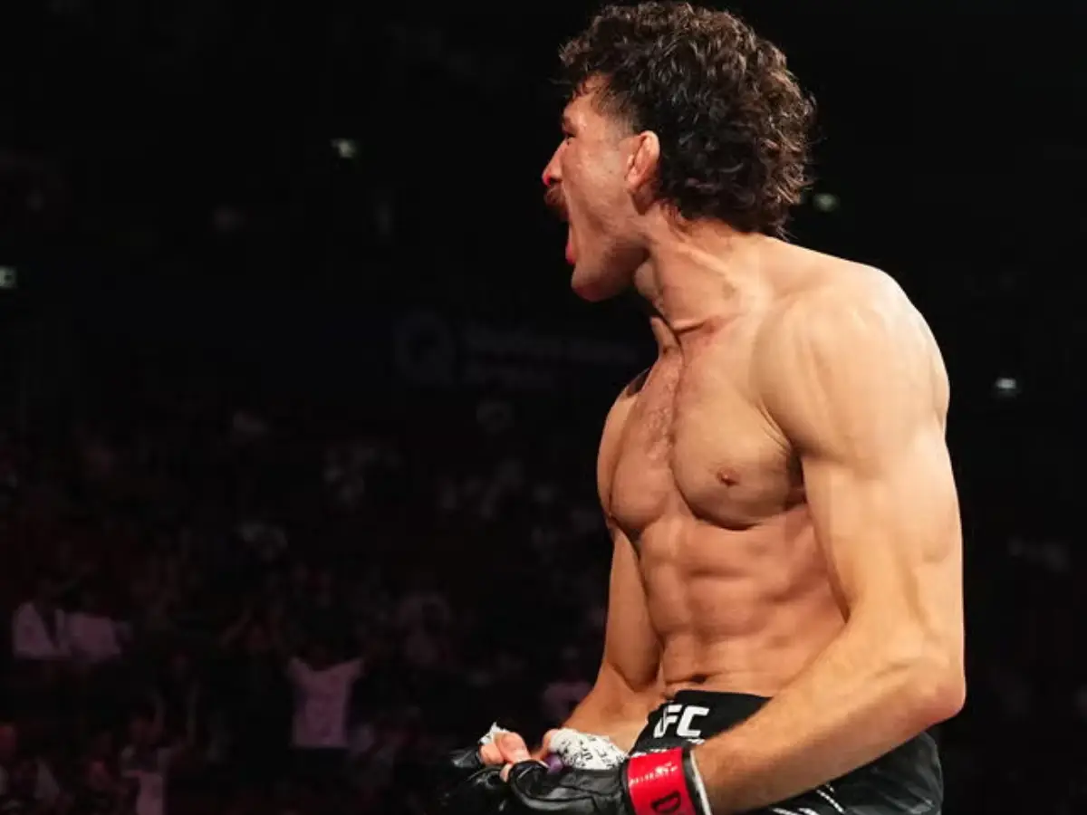 o lutador Quillan Salkilld comemorando o nocaute sobre Beneil Dariush no UFC Perth sob os aplausos da torcida