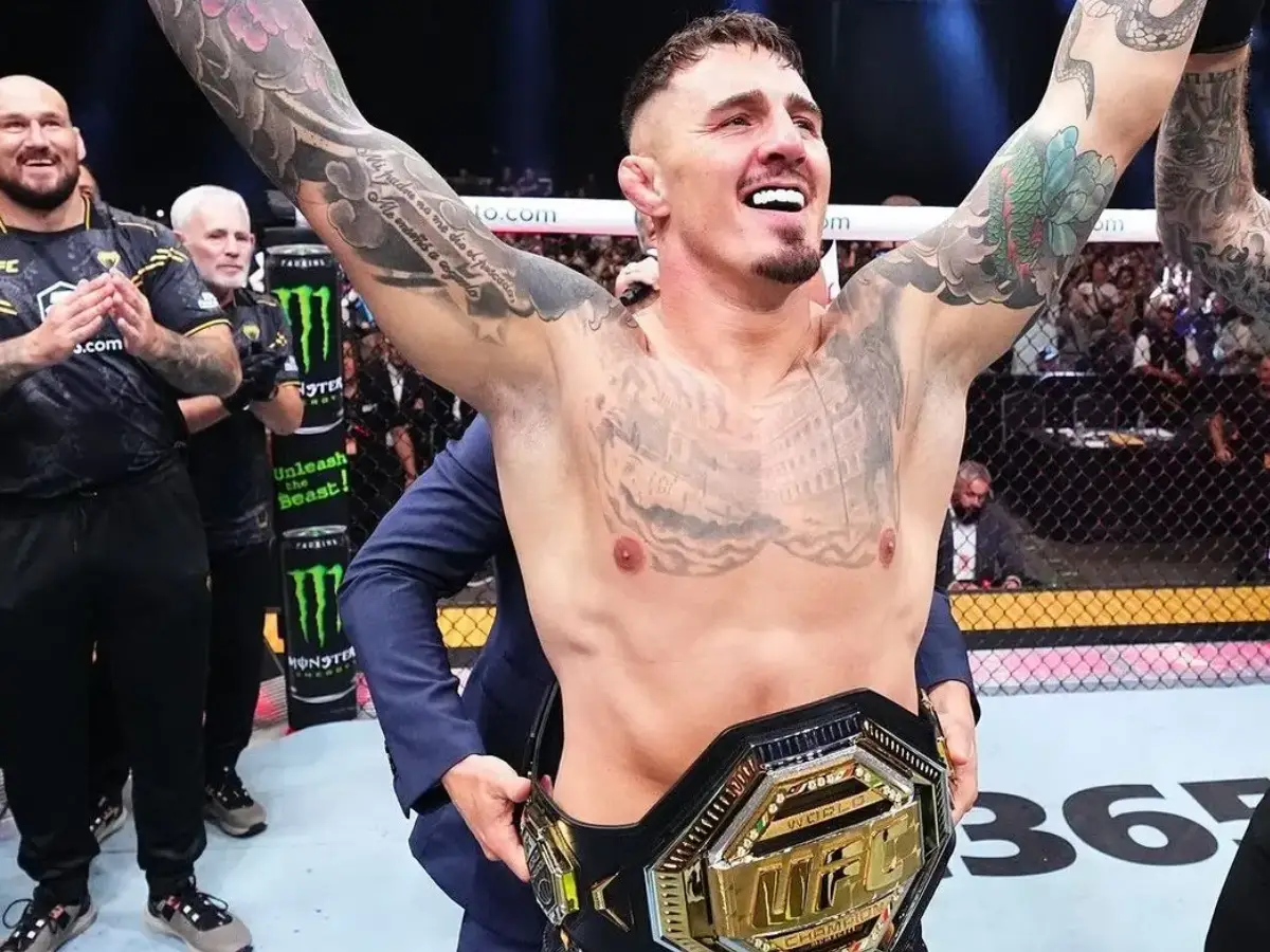 Aspinall se tornou campeão interino da categoria, ao derrotar Sergei Pavlovich por nocaute durante o UFC 295. E se tornou o campeão linear após a aposentadoria de Jon Jones