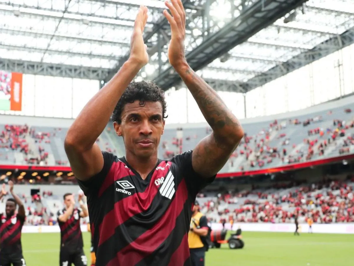 E o Luiz Gustavo? Volante reforça o Athletico-PR na intertemporada