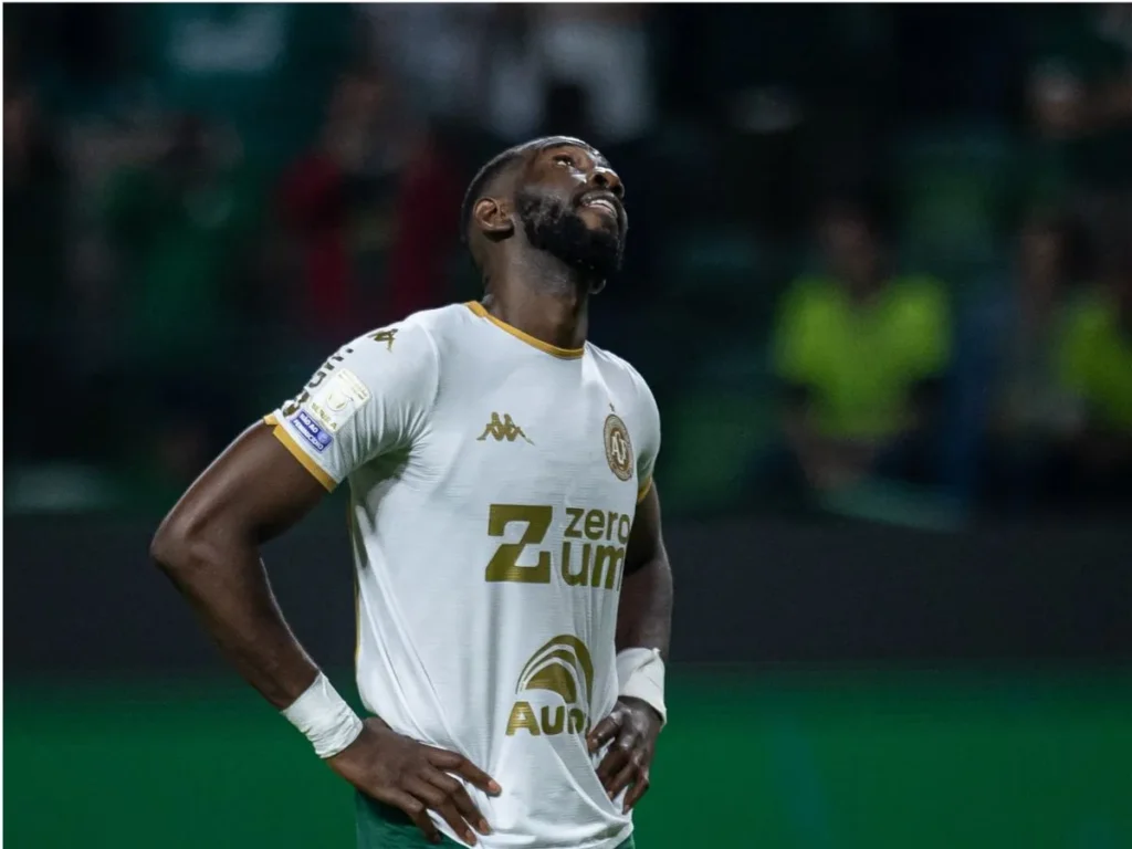 Criciúma tenta repatriar Yannick Bolasie, mas salário trava negociação com a Chapecoense