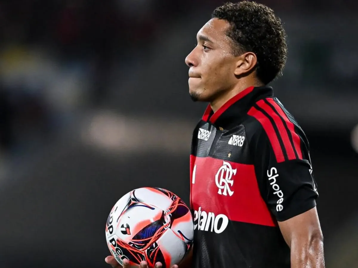 Flamengo prepara cria da base para assumir vaga de Emerson Royal