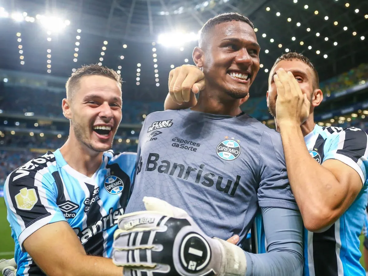 Empréstimo ao AVS chega ao fim, e Adriel Ramos volta a ser jogador do Grêmio