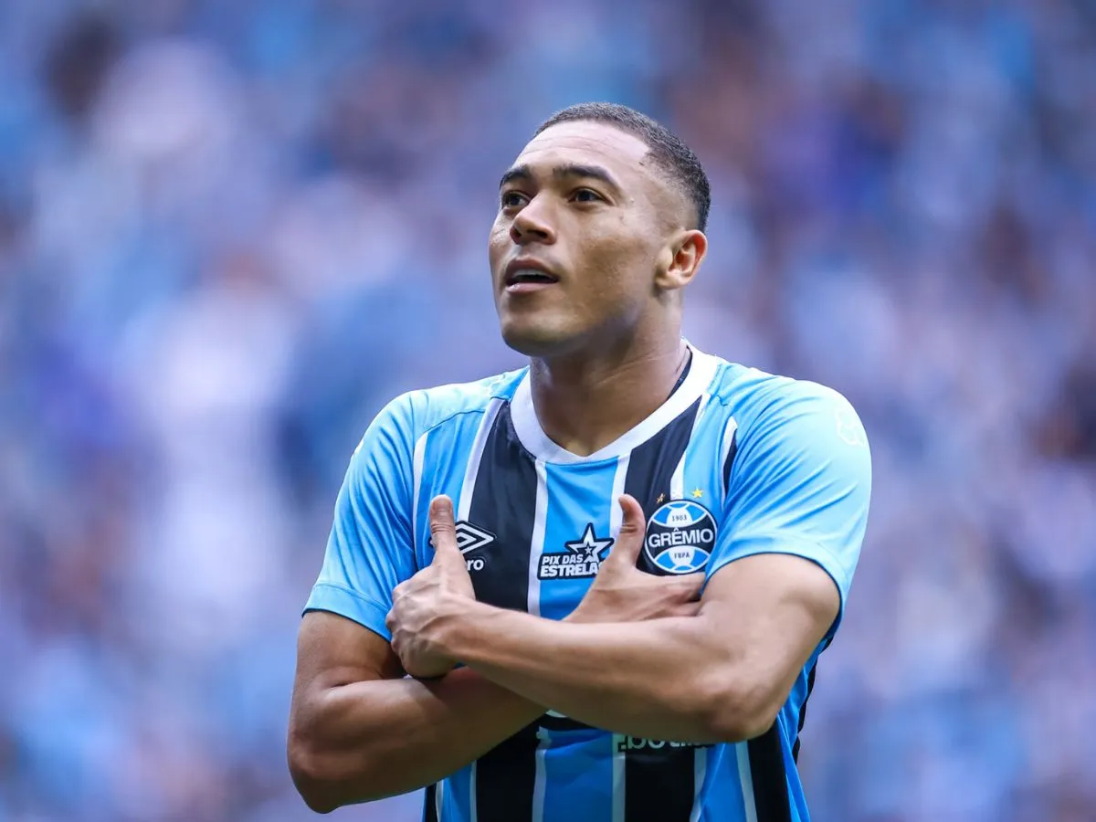 Grêmio corre contra o tempo para renovar com Carlos Vinícius e afastar interesse do Corinthians