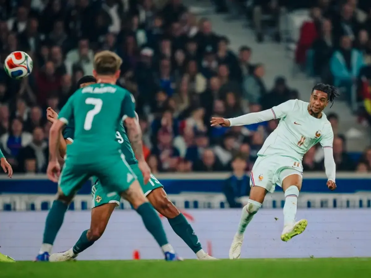 Michael Olise marcou um hat-trick e chega na Copa do Mundo como um dos melhores jogadores da atualidade
