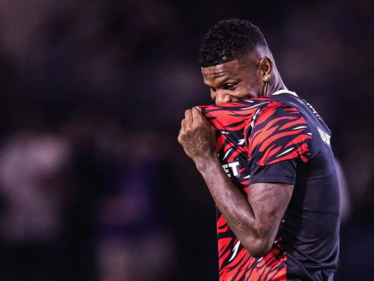 Santos acerta bases com Robert Arboleda e tenta convencer São Paulo a liberar zagueiro