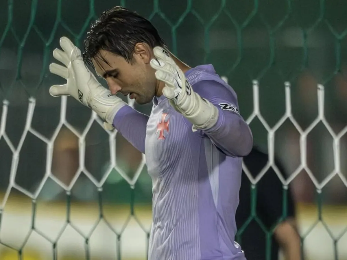 Sem espaço no Vasco, Daniel Fuzato entra na mira do Santa Clara para substituir promessa vendida ao Porto