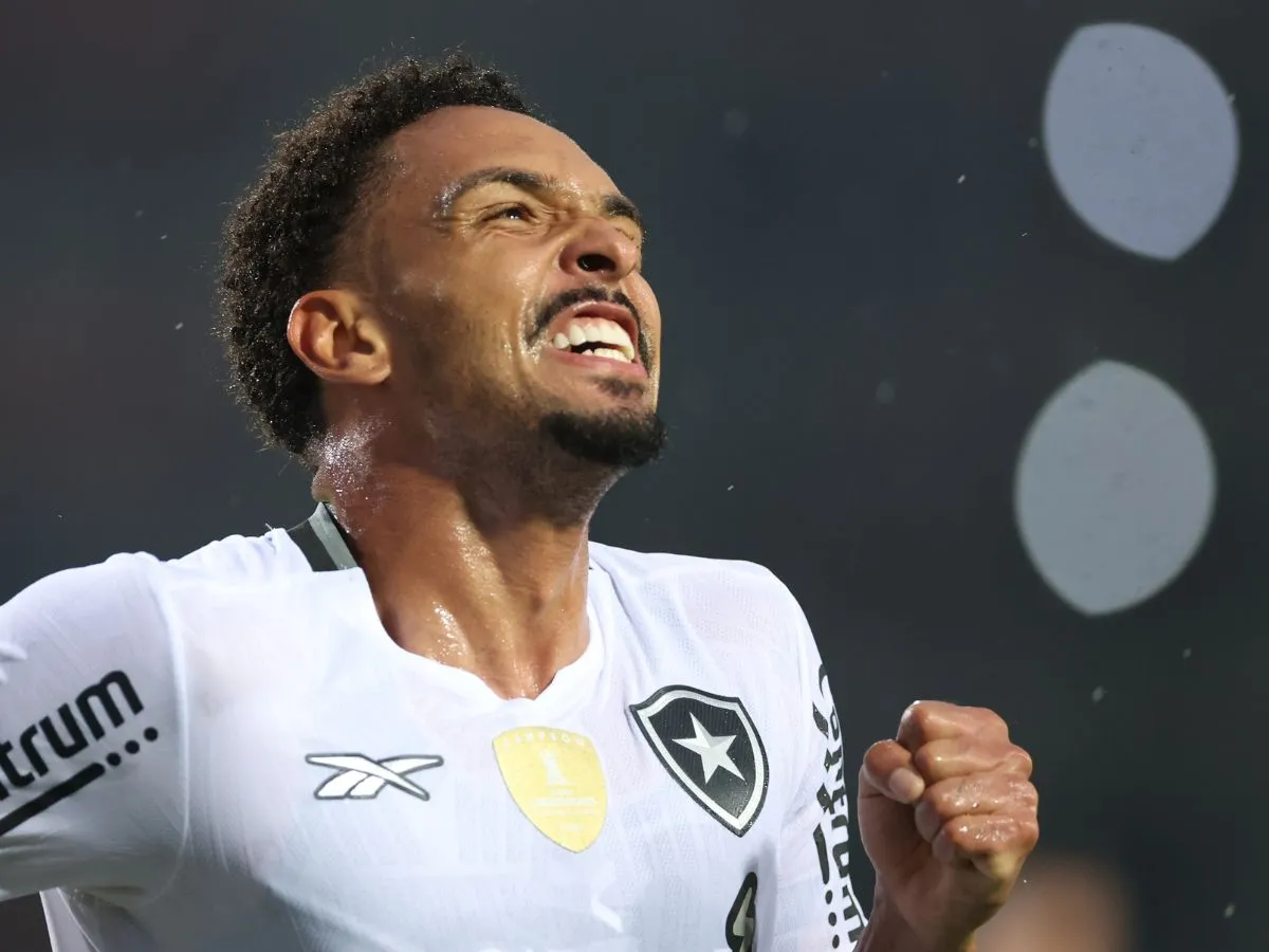 Botafogo propõe abatimento de dívida por Artur e oferece Vitinho ao Zenit para destravar negociação; saiba detalhes