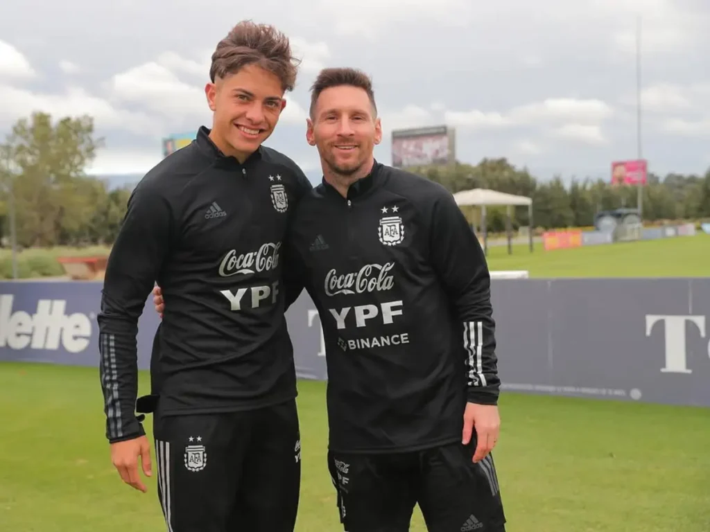 Agustin Giay ao lado de Messi