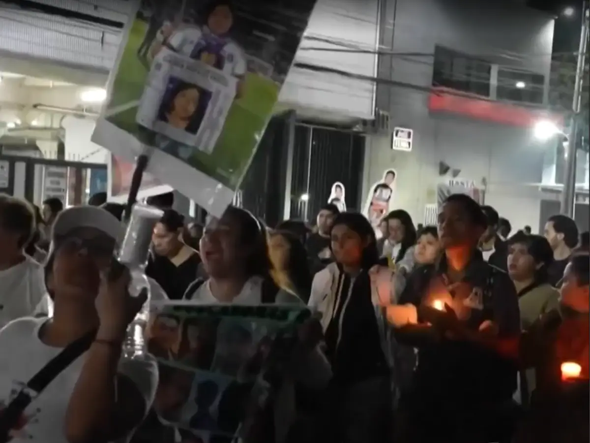 Manifestantes próxims do estádio Azteca