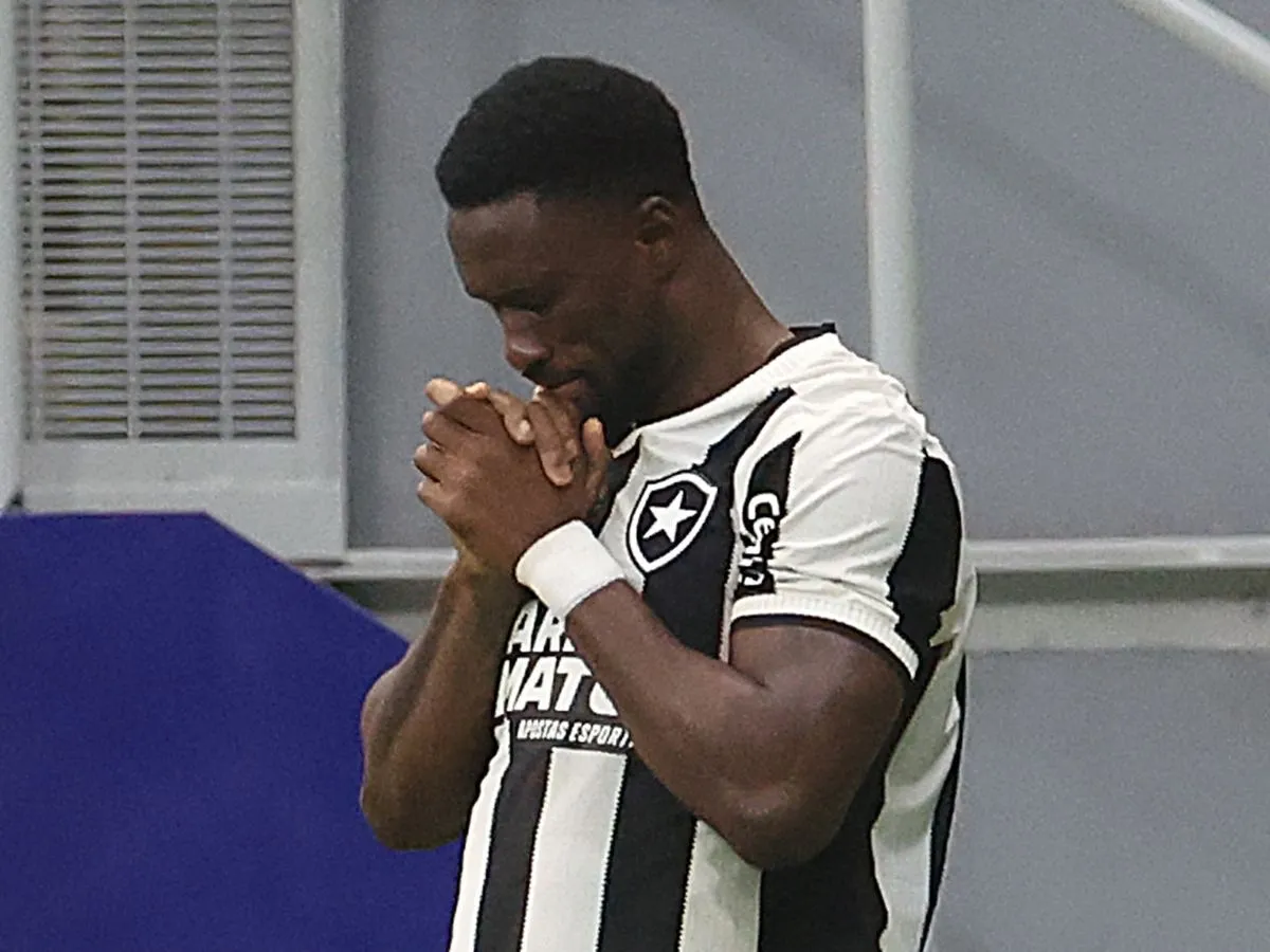 Cadê Bastos? Botafogo discute saída antecipada do zagueiro