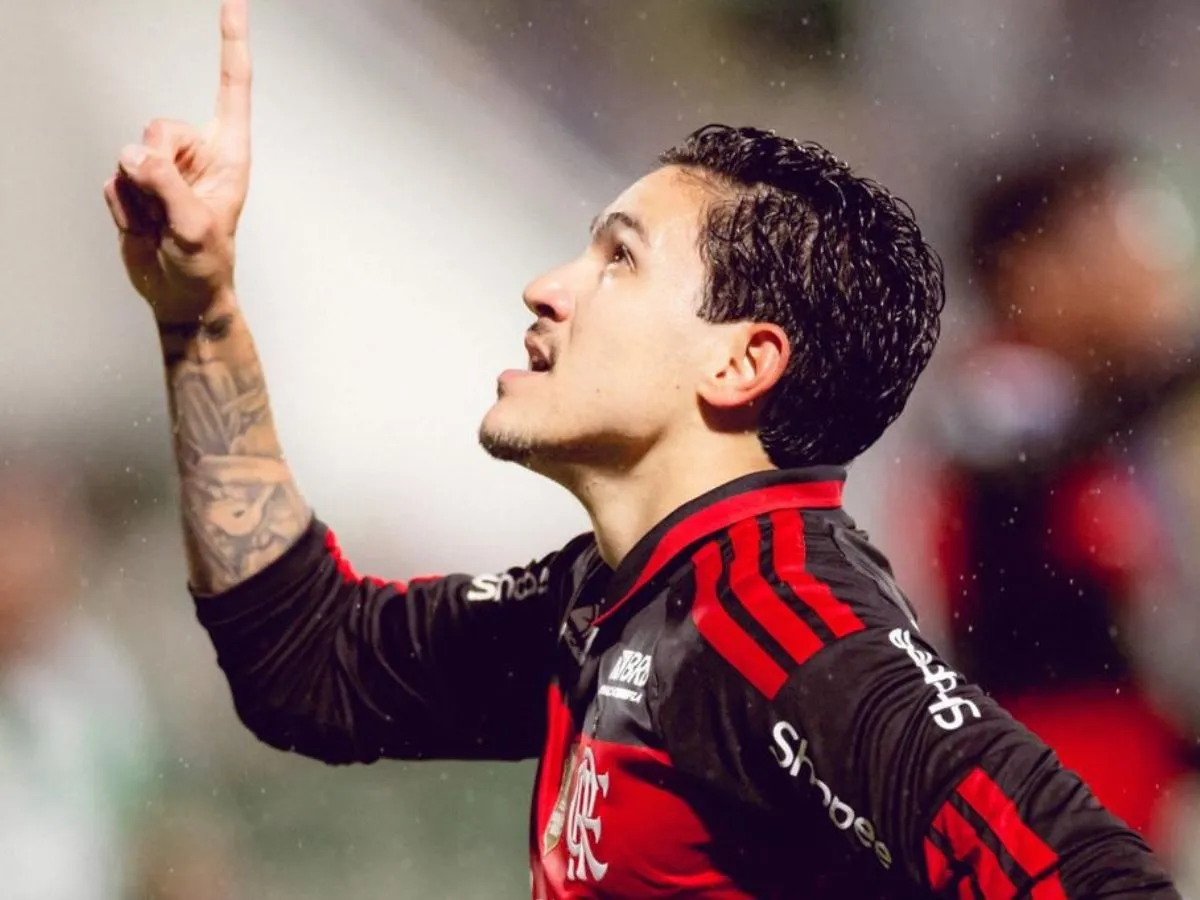 Flamengo goleia a Chapecoense e segue na cola do Palmeiras no Brasileirão