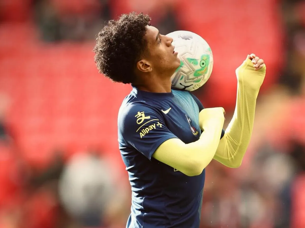 Com futuro de Douglas Santos indefinido, Seleção Brasileira mira lateral do Tottenham