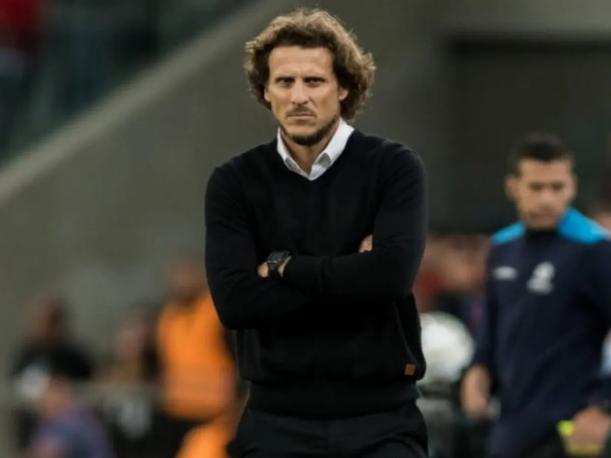 Antigo centroavante, Diego Forlán, assume o comando técnico da Seleção Uruguaia após descalabro na Copa