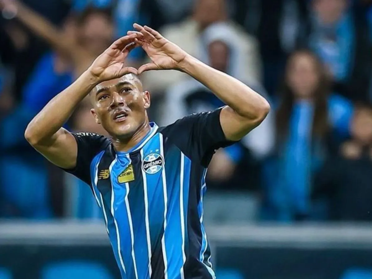 Grêmio corre contra o tempo para renovar com Carlos Vinícius após interesse do Palmeiras