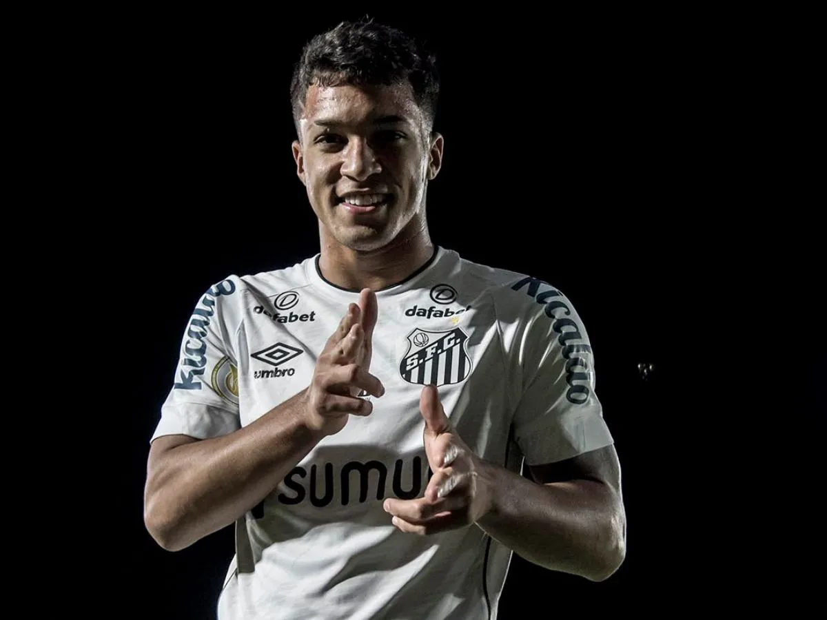 Do Santos ao Ajax: Marcos Leonardo entra para lista histórica de brasileiros
