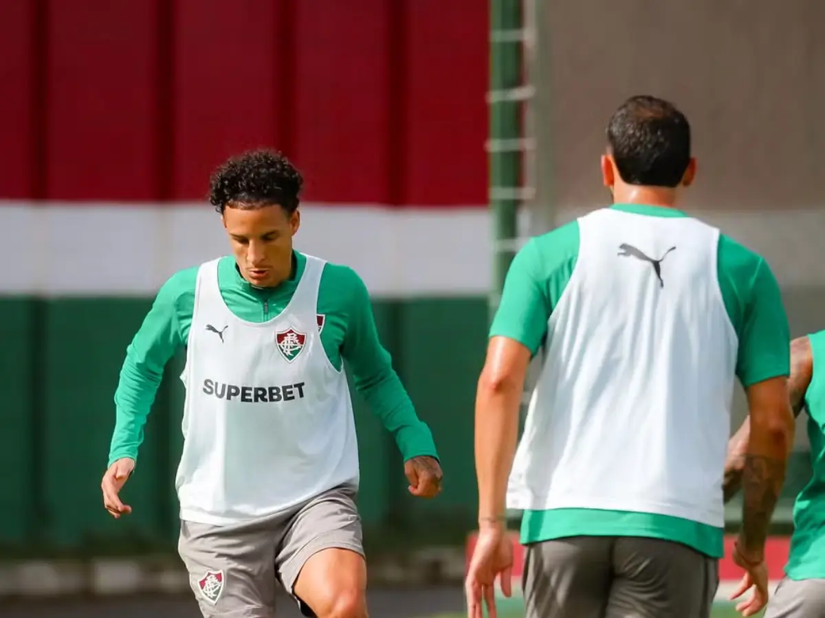 Guilherme Arana volta a treinar e deve enfrentar o Bragantino